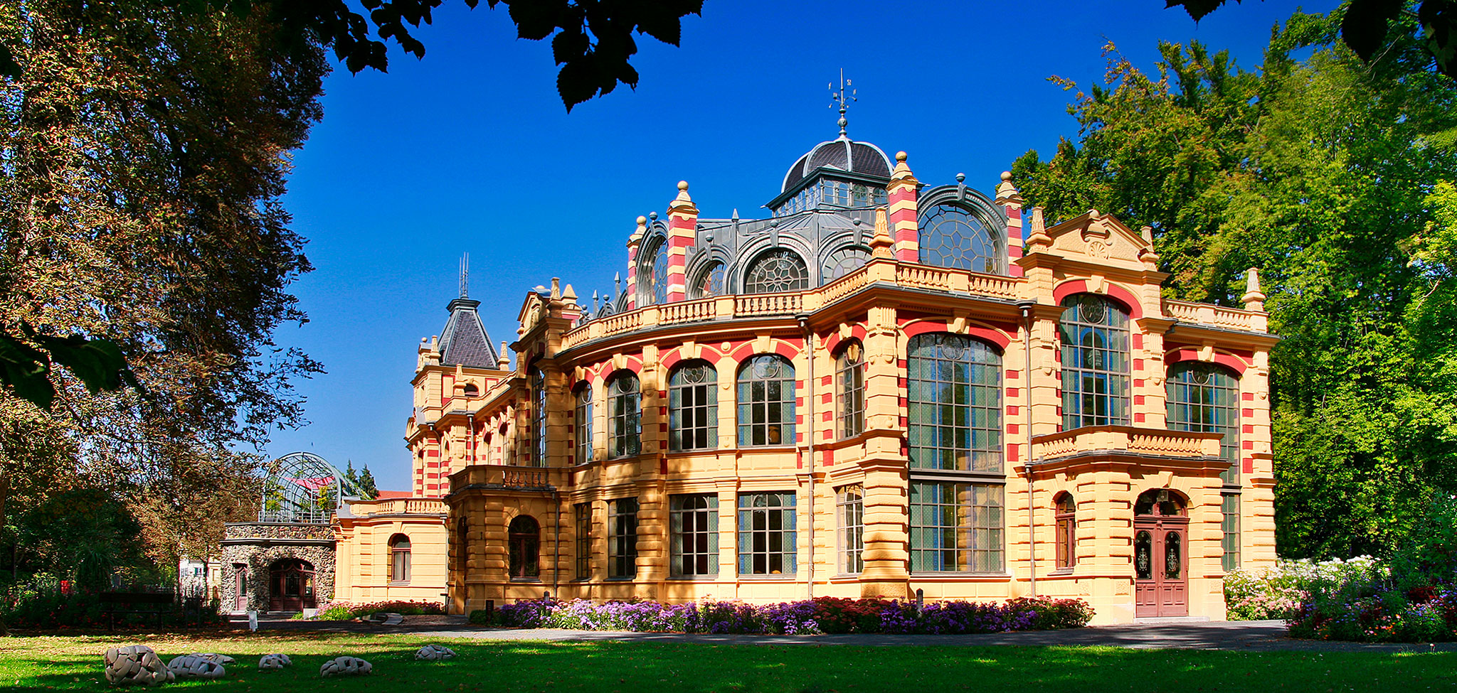 Kurhaus Goeggingen bei Tag Foto Xanderhof Studios low